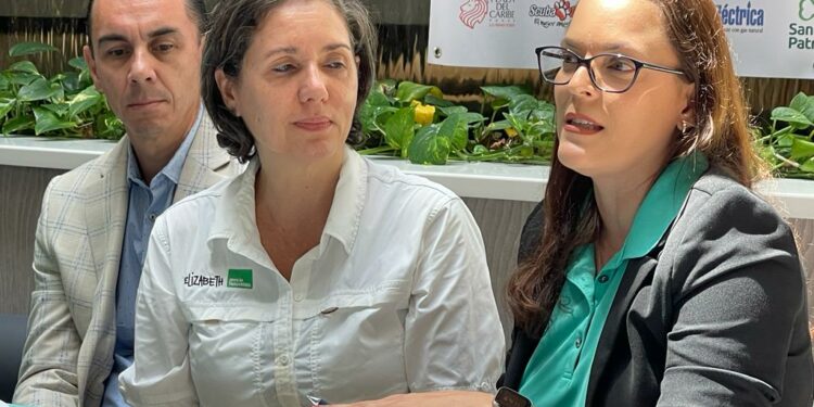Karem Pérez González, directora ejecutiva de Scuba Dogs Society (SDS) firma el acuerdo con Elizabeth Padilla, gerente de la Unidad Ciencias, Voluntarios y Educación de Para la Naturaleza para la reforestación de mangles durante la Limpieza Internacional de Costas de este sábado.