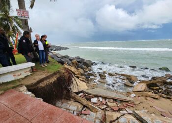 El comisionado de NMEAD, Nino Correa, con la alcaldesa Julia Nazario, evaluando daños en las comunidades Parcelas Suárez, sector Las Carreras y Villa Cristiana en Loíza, después de una marejada el pasado octubre. (NMEAD)