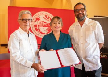 Alexis Massol, la rectora  Angélica Varela Llavona y  Arturo Massol Deyá durante la firma del acuerdo. (UPR-RP/Facebook)